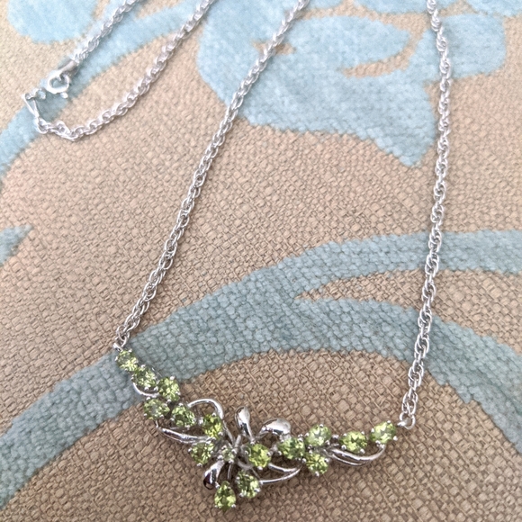 New rhodium plated peridot necklace - Picture 2 of 3